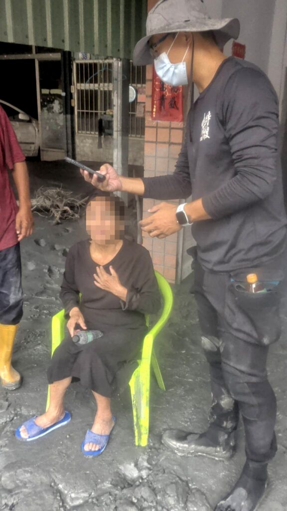 【災區暖瞬間】特搜隊遞手機 母女跨山報平安淚聲顫抖