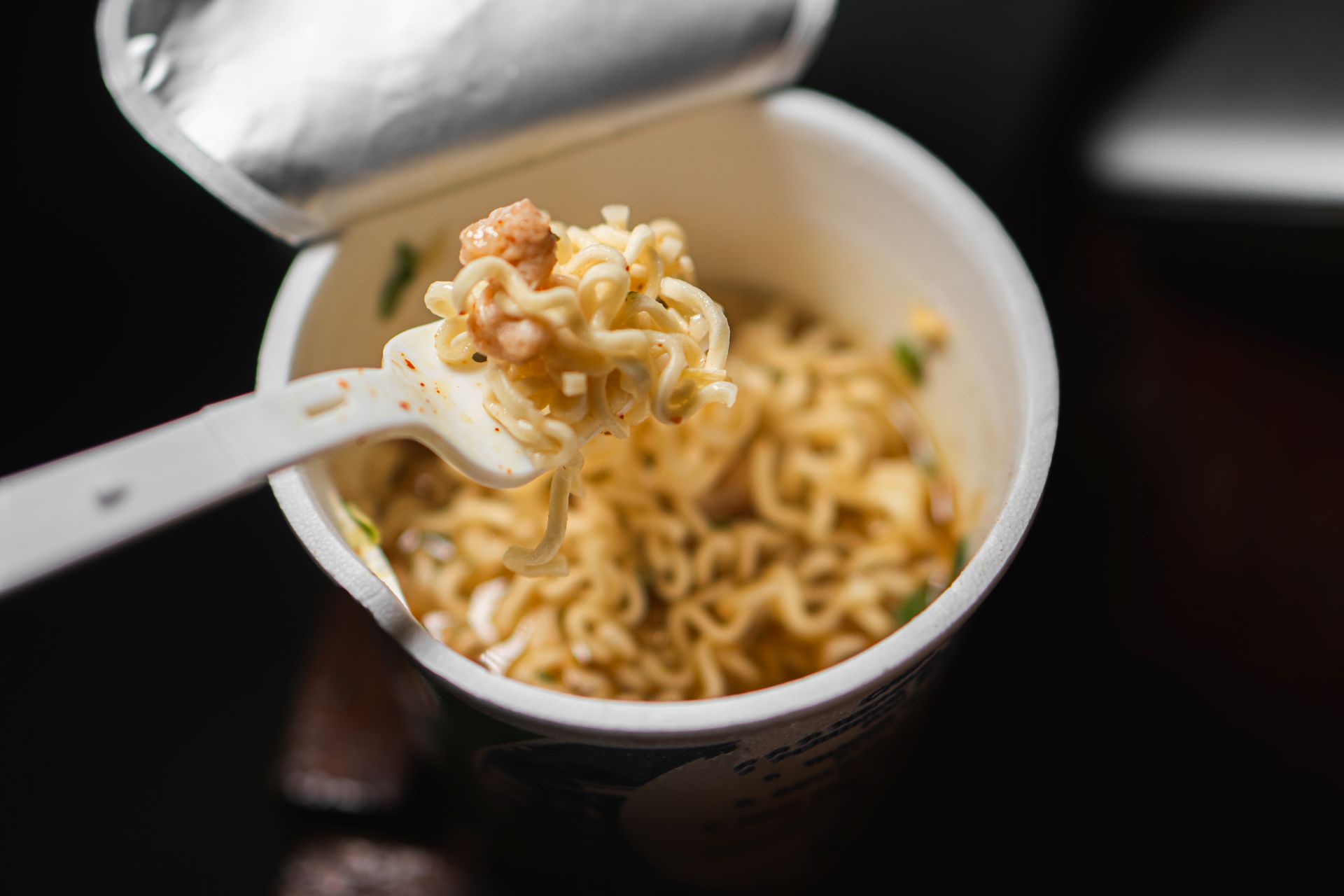 泡麵吃錯恐傷腎！醫師揭常見三大NG習慣　健康吃法一次掌握