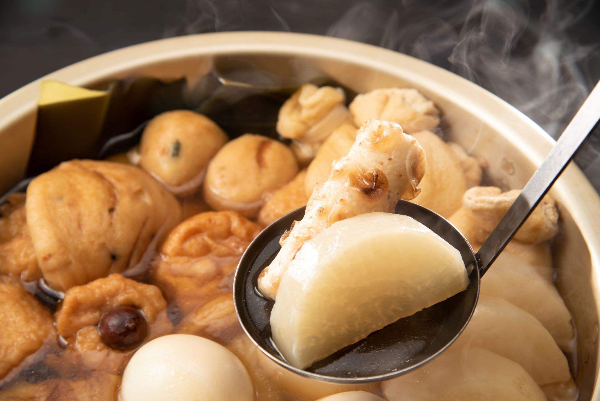 嫌辣退貨遭拒掀怒火　超商男客「整碗倒回鍋」污染食材　現場民眾全愣住