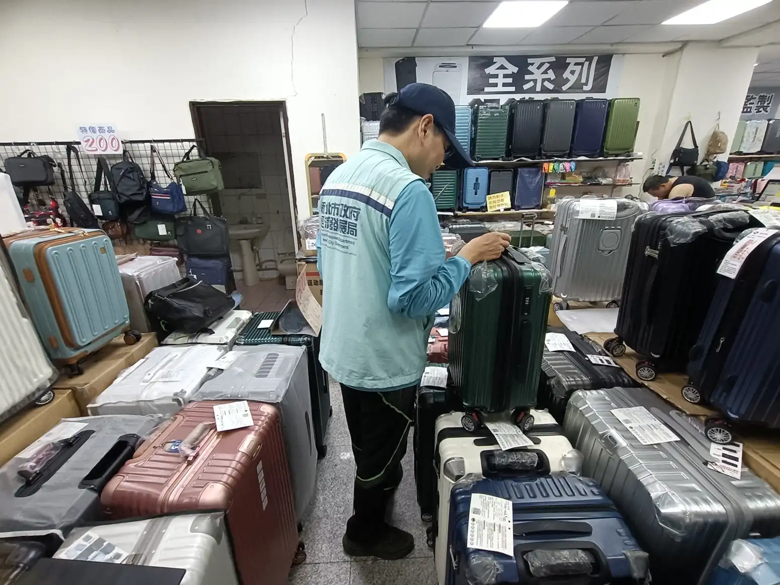 暑假旅遊買行李箱先看標示！新北抽查旅遊用品66件不合格　多因缺中文資訊