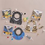 不只是吸⼝⽔！語⾔治療師打造「動物造型兜兜」，奶嘴鏈竟是⼩動物尾巴